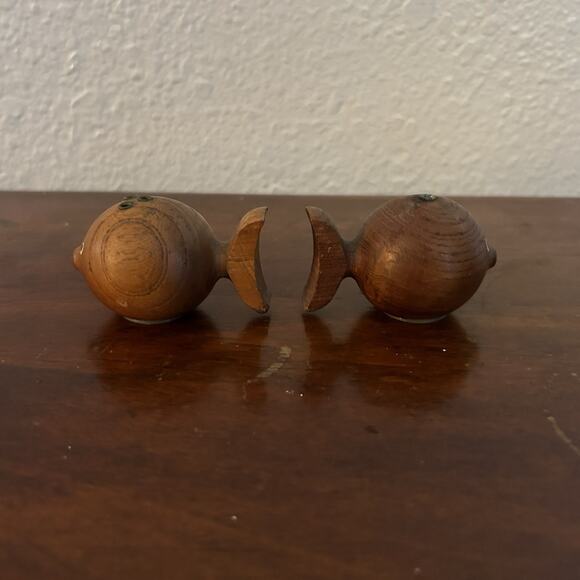 Blow Fish Salt And Pepper Shaker Set VTG Small Brown Wooden Fish Shakers Japan - Picture 3 of 8